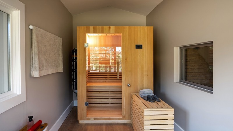 Cabine de sauna infrarouge installée dans une pièce d’une maison