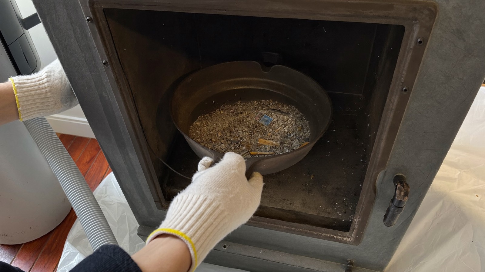 Nettoyage du brasier d’un poêle à granulés avec un aspirateur à cendres