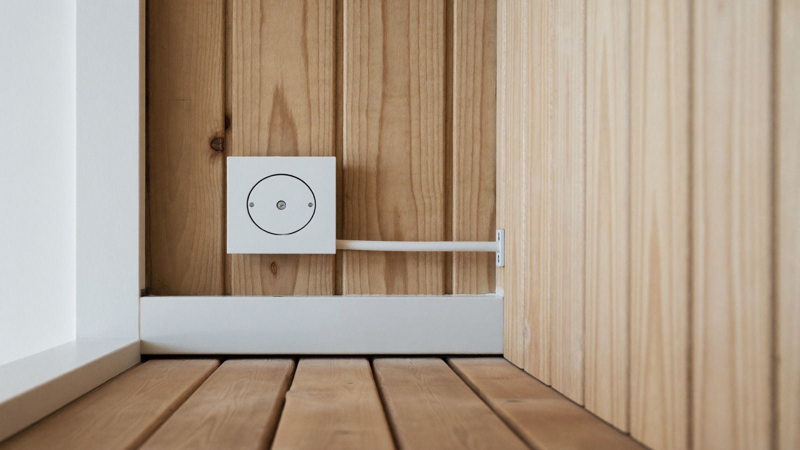Prise électrique murale alimentant une cabine de sauna infrarouge